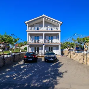Apartman Klara, Lopar